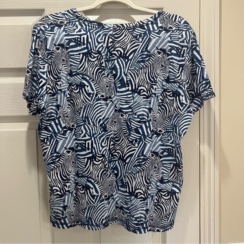 Weekends by Chico’s Zebra Print Top Size 2 (Med) Safari Zoo Animal Artsy Blue H8 - Picture 2 of 8